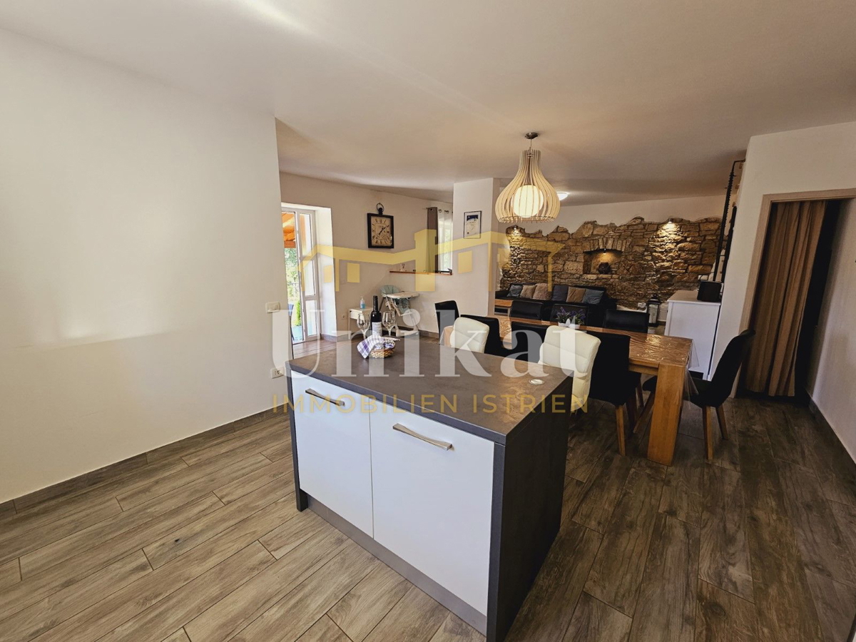 Tenuta con casa in pietra ristrutturata, giardino e piscina